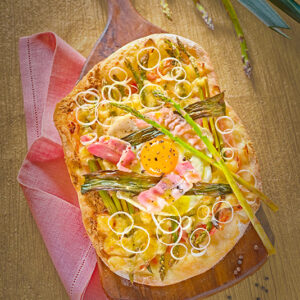 FOCACCIA CON BACON ASPARAGINA PORRI E UOVA - 0446