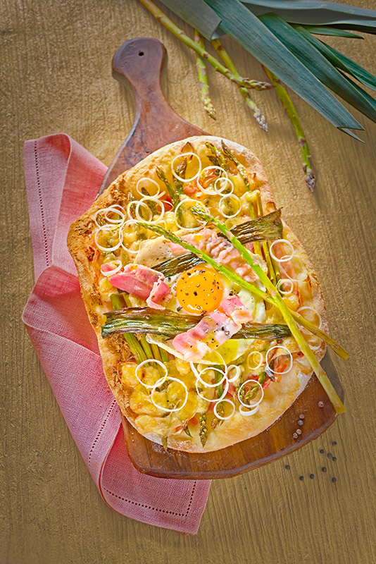 FOCACCIA CON BACON ASPARAGINA PORRI E UOVA - 0446