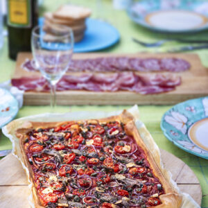 PIZZA CON CIPOLLE ROSSE AGLIO ACCIUGHE POMODORINI ORIGANO FRESCO E SECCO CAPPERI - 7068