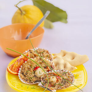 PICNIC - CAPESANTE GRATINATE CON PANGRATTATO ARANCIA PREZZEMOLO UOVO ERBA CIPOLLINA - 4849