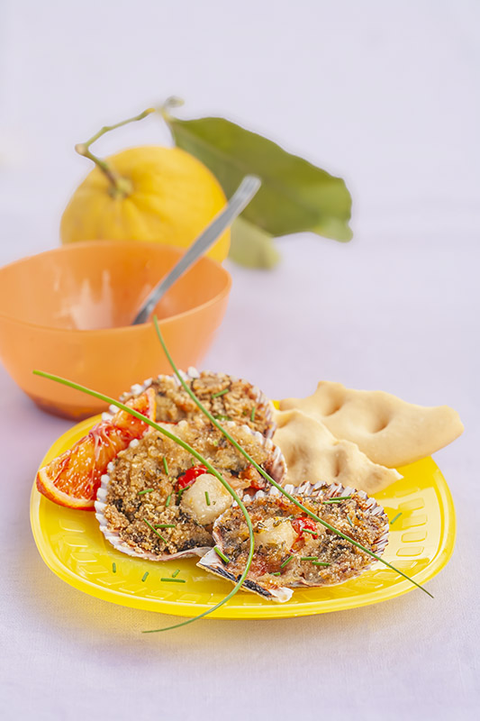 PICNIC - CAPESANTE GRATINATE CON PANGRATTATO ARANCIA PREZZEMOLO UOVO ERBA CIPOLLINA - 4849