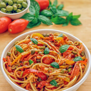 BUCATINI AL SUGO DI PEPERONI POMODORI E OLIVE - GR 2270 - 57427