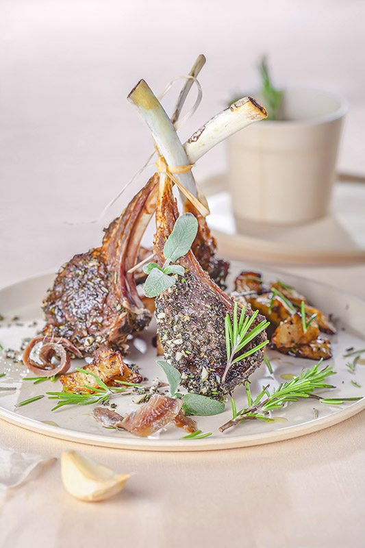 COSTOLETTE DI AGNELLO ALLE ERBE CON AGLIO E ACCIUGHE – 5323