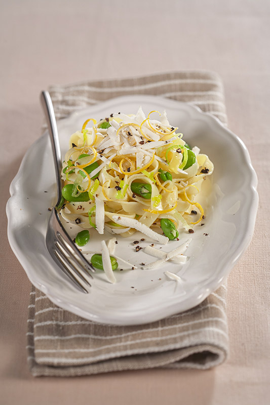 TAGLIATELLE CON FAVE PECORINO SCORZA LIMONE E PEPE - 5287