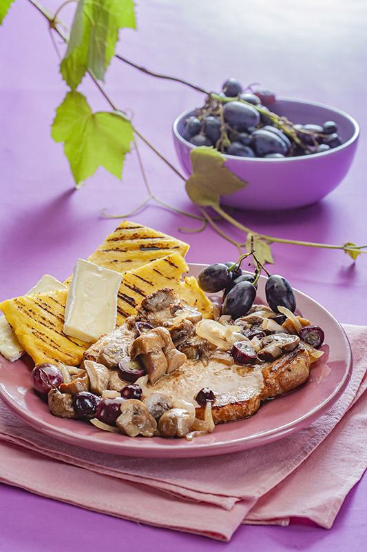 CON QUALCHE CHICCO D'UVA - COSTATA DI MAIALEN CON FUNGHI UVA NERA POLENTA E BRIE – 7116