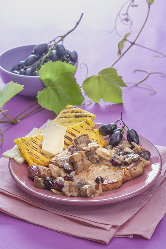CON QUALCHE CHICCO D'UVA - COSTATA DI MAIALEN CON FUNGHI UVA NERA POLENTA E BRIE – 7113