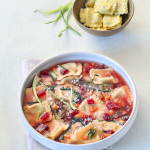 RAVIOLI AI FUNGHI IN BRODO CON BARBABIETOLE CAROTE CIPOLLE CATALOGNA - 0054