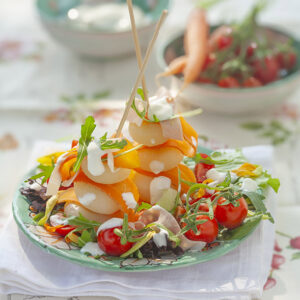 INSALATA CON SPIEDINI DI CIPOLLE E CAROTE AL VAPORE PROSCIUTO COTTO POMODORI SALSA DI YOGURT E AGLIO - 0521