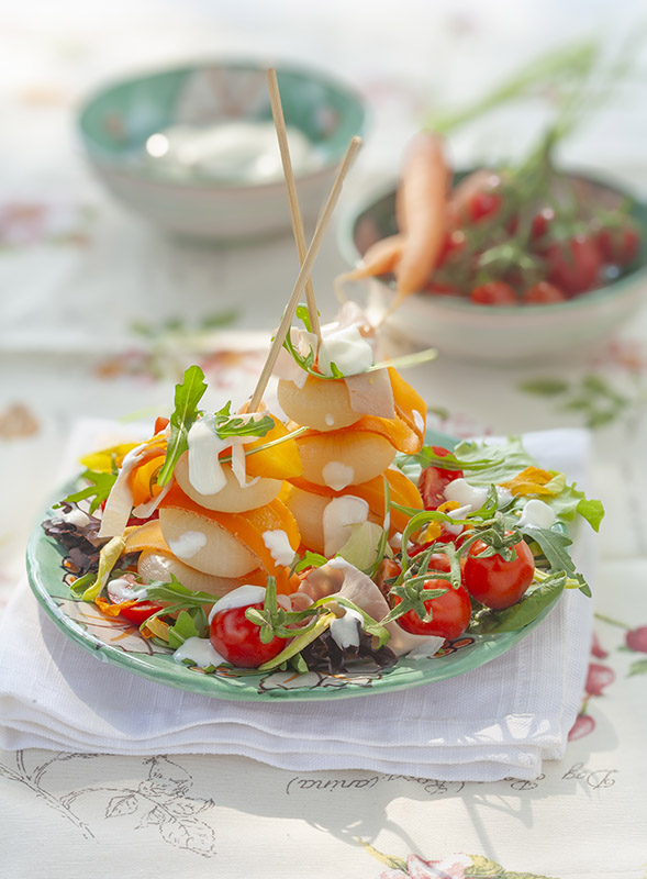 INSALATA CON SPIEDINI DI CIPOLLE E CAROTE AL VAPORE PROSCIUTO COTTO POMODORI SALSA DI YOGURT E AGLIO - 0521