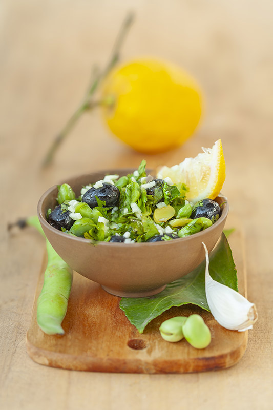 INSALATA DI FAVE OLIVE NERE AGLIO E CORIANDOLO PAPRICA CUMINO LIMONE PEPE - 0236