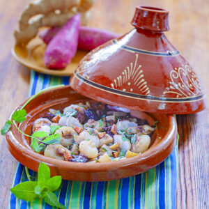 TAGINE DI IGNAME CIPOLLINE PRUGNE SECCHE CAROTE CANNELLA ZENZERO MIELE CORIANDOLO MENTA - 0275