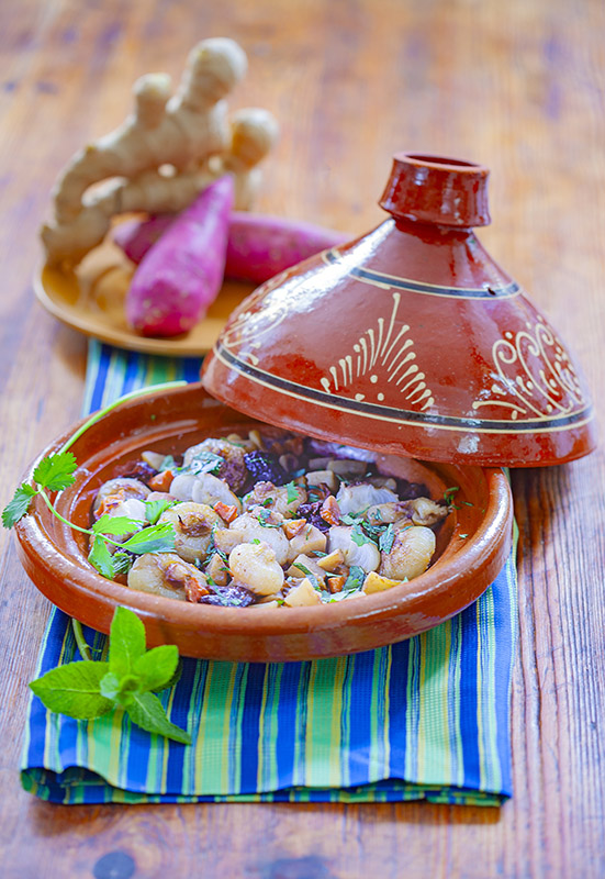 TAGINE DI IGNAME CIPOLLINE PRUGNE SECCHE CAROTE CANNELLA ZENZERO MIELE CORIANDOLO MENTA - 0275