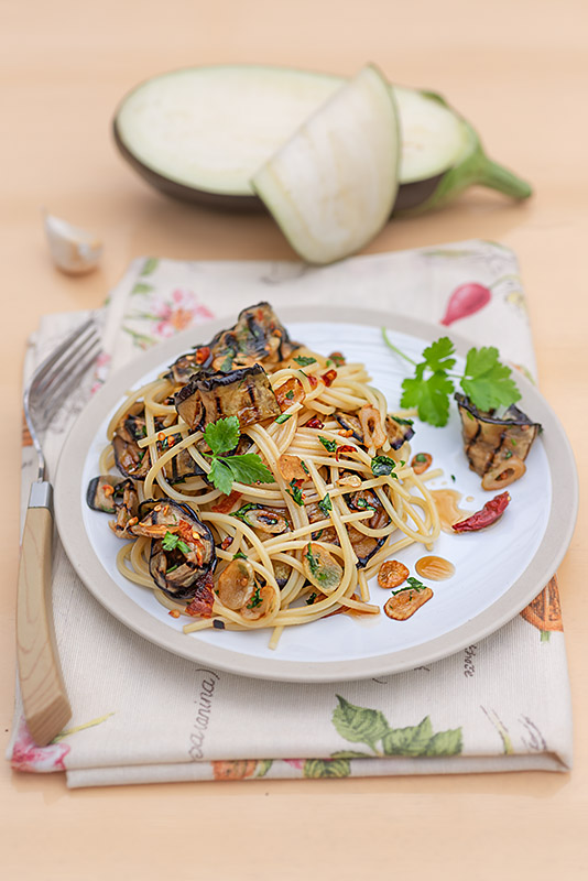 SPAGHETTI CON MELANZANE GRIGLIATE CORIANDOLO AGLIO E MIELE - 8005