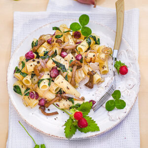 RIGATONI CON CHIODINI TRIGOGLIO E FRAGOLINE DI BOSCO - 8012