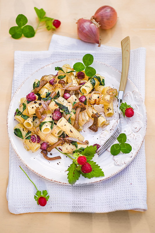 RIGATONI CON CHIODINI TRIGOGLIO E FRAGOLINE DI BOSCO - 8012