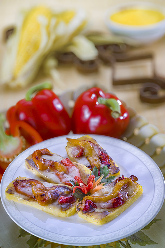 CROSTONI DI POLENTA CON FONTINA, ACCIUGHE E PEPERONI - GT6J1407