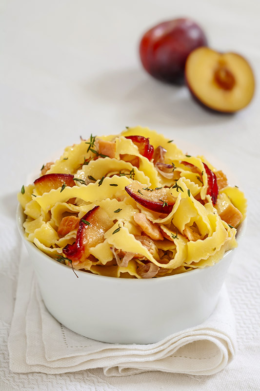 LASAGNETTE FRASTAGLIATE CON SCALOGNO SALMONE AFFUMICATO PRUGNE SALATE TIMO - 4089