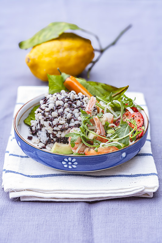 ORZO E RISO VENERE CON POMODORI AVOCADO SEDANO PEPERONCINO LIMONE GAMBERI E RUCOLA - 1484