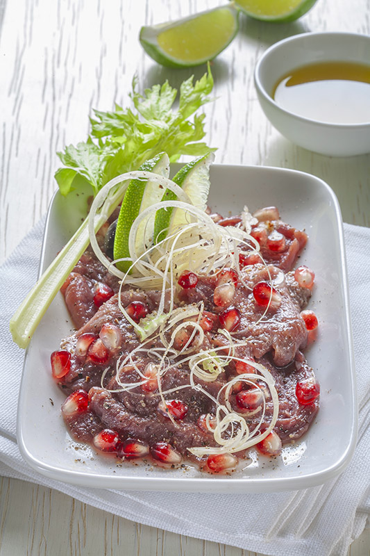 CARPACCIO DI PETTO D'ANATRA CON VINAIGRETTE AL LIME, MELOGRANO E SEDANO - 1952.jpg