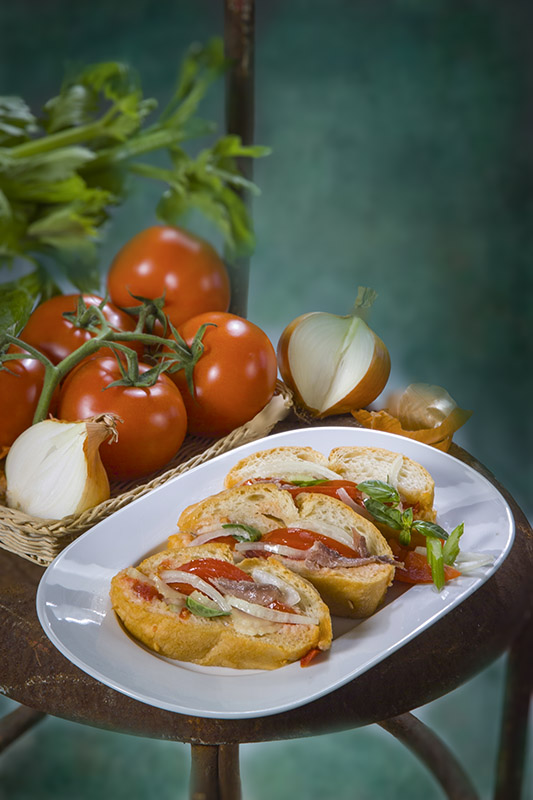 PANE FARCITO CON POMODORO, SEDANO, CIPOLLA E ALICI - GT6J0129