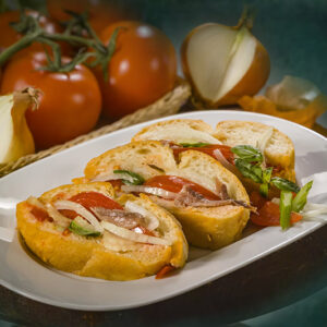 PANE FARCITO CON POMODORO, SEDANO, CIPOLLA E ALICI - GT6J0130