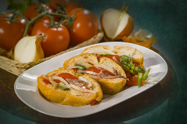 PANE FARCITO CON POMODORO, SEDANO, CIPOLLA E ALICI - GT6J0130