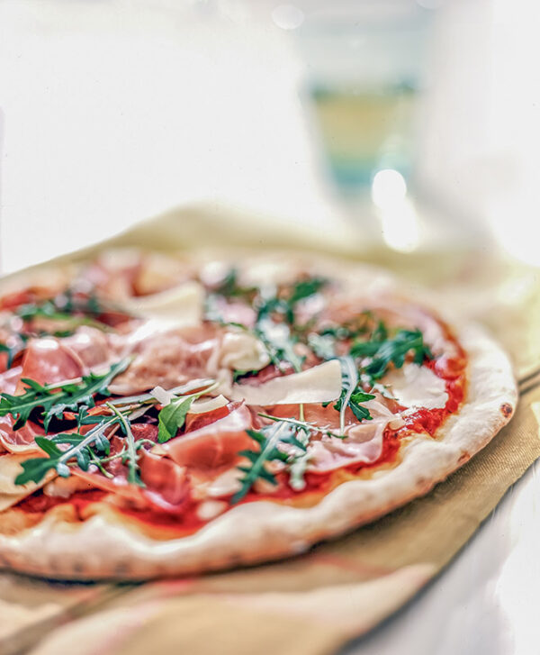 PIZZA, POMODORO, MOZZARELLA, PROSCIUTTO CRUDO, FUNGHI, FORMAGGIO GRANA, RUCOLA - S0203046 - 1232