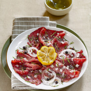 CARPACCIO DI MANZO CON CITRONETTE DI CIPOLLOTTI BACCHE DI GINEPRO ROSMARINO E SEMI DI PAPAVERO - 7258
