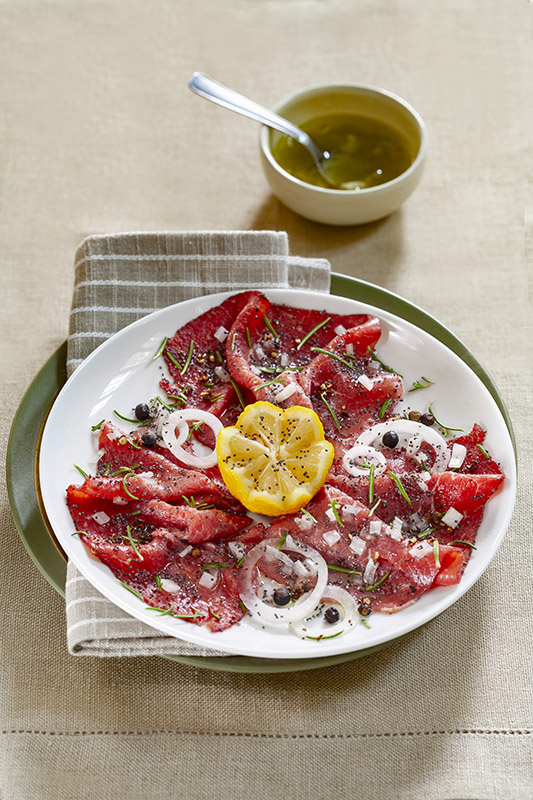 CARPACCIO DI MANZO CON CITRONETTE DI CIPOLLOTTI BACCHE DI GINEPRO ROSMARINO E SEMI DI PAPAVERO - 7258