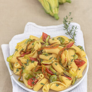 RICCIOLI ALL'UOVO DI CAMPOFILONE CON PORRI FAVE FIORI DI ZUCCHINA TIMO - 6106