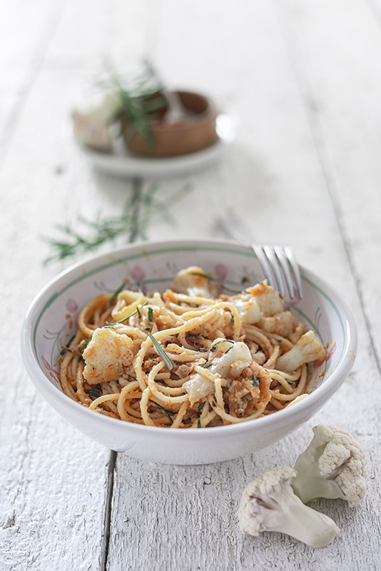 SPAGHETTI CON CAVOLFIORE PORRI ROSMARINO PAPRICA - 9396
