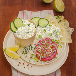TARTARE CON CIPOLLOTTI TIMO LIMONE PEPE DI SICHUAN CON FIOCCHI DI LATTE CON AGLIO E CETRIOLI - 0430
