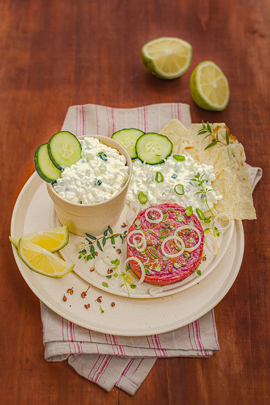 TARTARE CON CIPOLLOTTI TIMO LIMONE PEPE DI SICHUAN CON FIOCCHI DI LATTE CON AGLIO E CETRIOLI - 0430