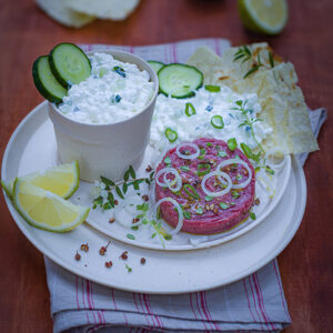 TARTARE CON CIPOLLOTTI TIMO LIMONE PEPE DI SICHUAN CON FIOCCHI DI LATTE CON AGLIO E CETRIOLI  - 0433