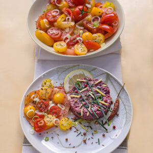 TARATARE CON PEPERONCINO CUMINO LIMONE E BACCHE ROSSE CON INSALATA DI POMODORI - 0454
