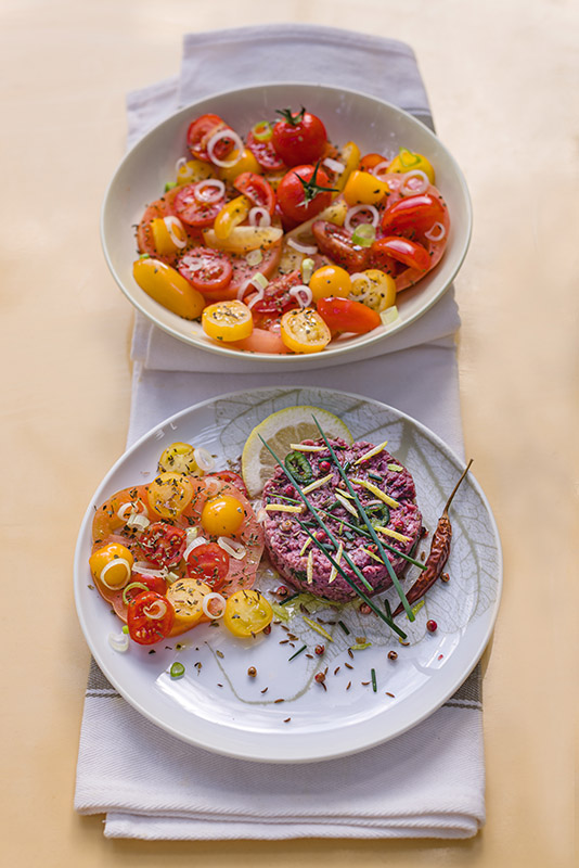 TARATARE CON PEPERONCINO CUMINO LIMONE E BACCHE ROSSE CON INSALATA DI POMODORI - 0454