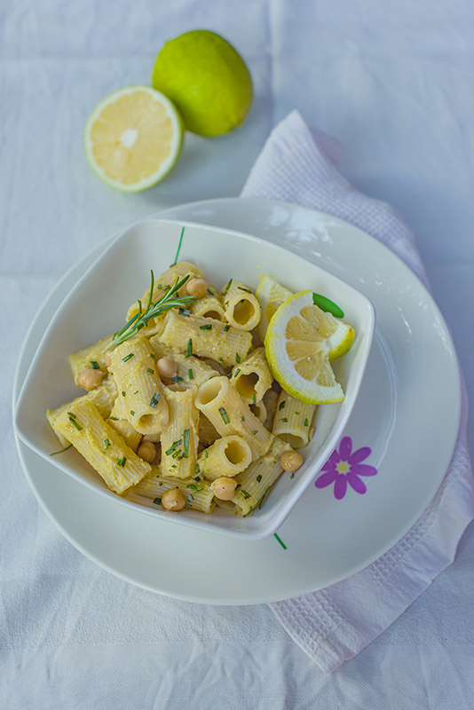 RIGATONI CON CREMA DI CECI AGLIO OLIO LIMONE E ROSMARINO - 0451