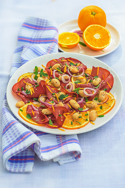 CARPACCIO DI AFFETTATO DI MANZO CON CIPOLLA, FAGIOLI, ARANCIA E SPEZIE - 9769