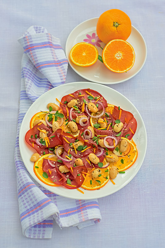 CARPACCIO DI AFFETTATO DI MANZO CON CIPOLLA, FAGIOLI, ARANCIA E SPEZIE - 9771