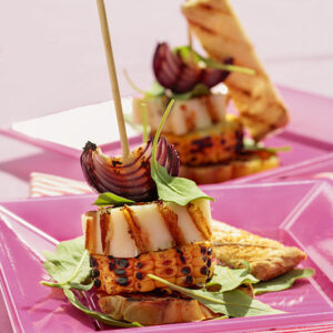 SPIEDINO ALLA BRACE DI POMODORO COSTOLUTO PANNOCCHIA DI MAIS FORMAGGIO DI CAPRA E CIPOLLA ROSSA - 4967