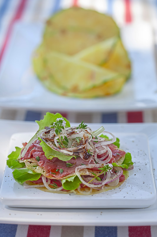 CARPACCIO DI VITELLO CON ANANAS  CIPOLLOTTO PEPE TIMO AOLIO ACETO BALSAMICO - 5743