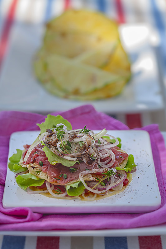 CARPACCIO DI VITELLO CON ANANAS  CIPOLLOTTO PEPE TIMO AOLIO ACETO BALSAMICO - 5747