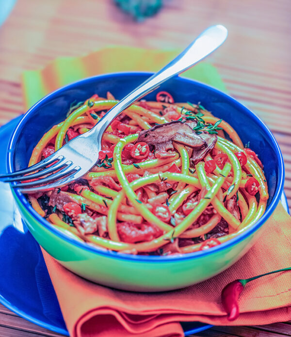 BUCATINI CON FUNGHI E ACCIUGHE - S2404666