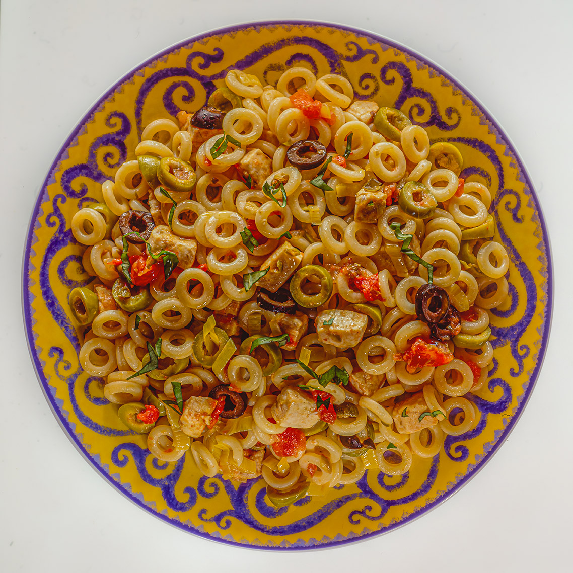 ANELLETTI CON POMODORI OLIVE E PESCE SPADA - 7174 - immagine 1