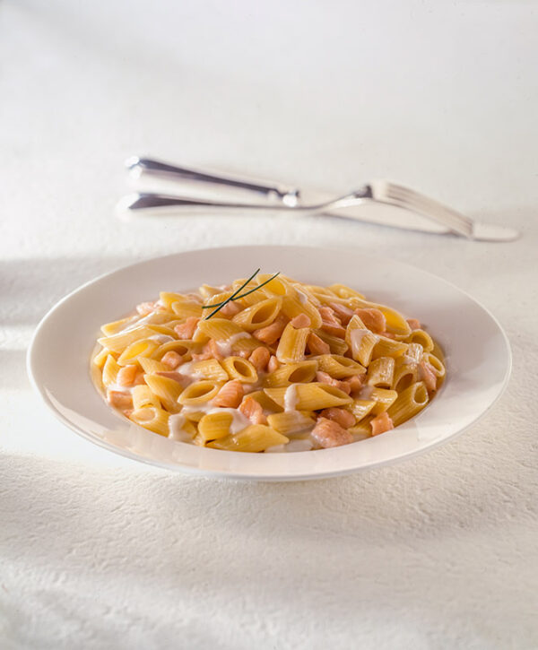 MEZZE PENNE CON SALMONE E PANNA - 7187