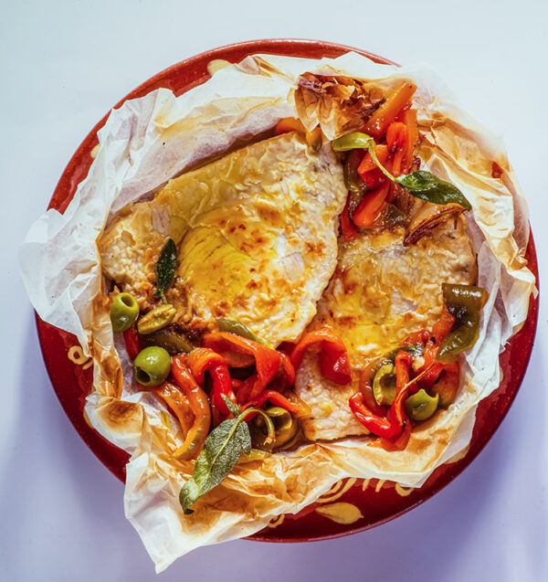 PESCE SPADA AL CARTOCCIO CON PEPERONI E OLIVE - 9883