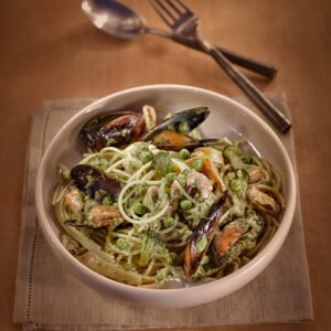 SPAGHETTI ALLO SCOGLIO CON FRUTTI DI MARE COZZE BROCCOLI PISELLI AGLIO CIPOLLA - 9258