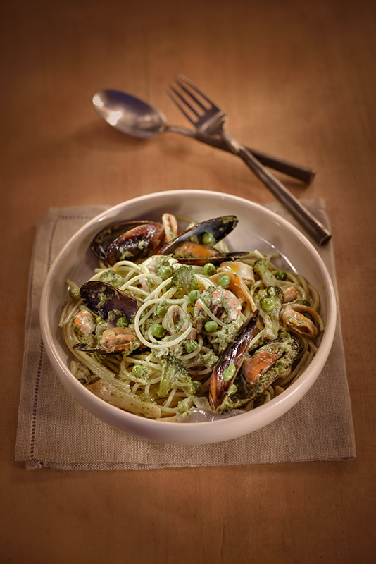 SPAGHETTI ALLO SCOGLIO CON FRUTTI DI MARE COZZE BROCCOLI PISELLI AGLIO CIPOLLA - 9258
