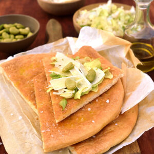 FOCACCIA CON SCAROLA FAVE E PECORINO - 9532