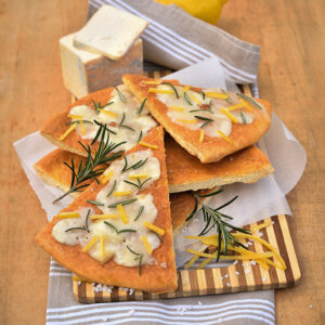 FOCACCIA CON TALEGGIO ROSMARINO E LIMONE - 9535